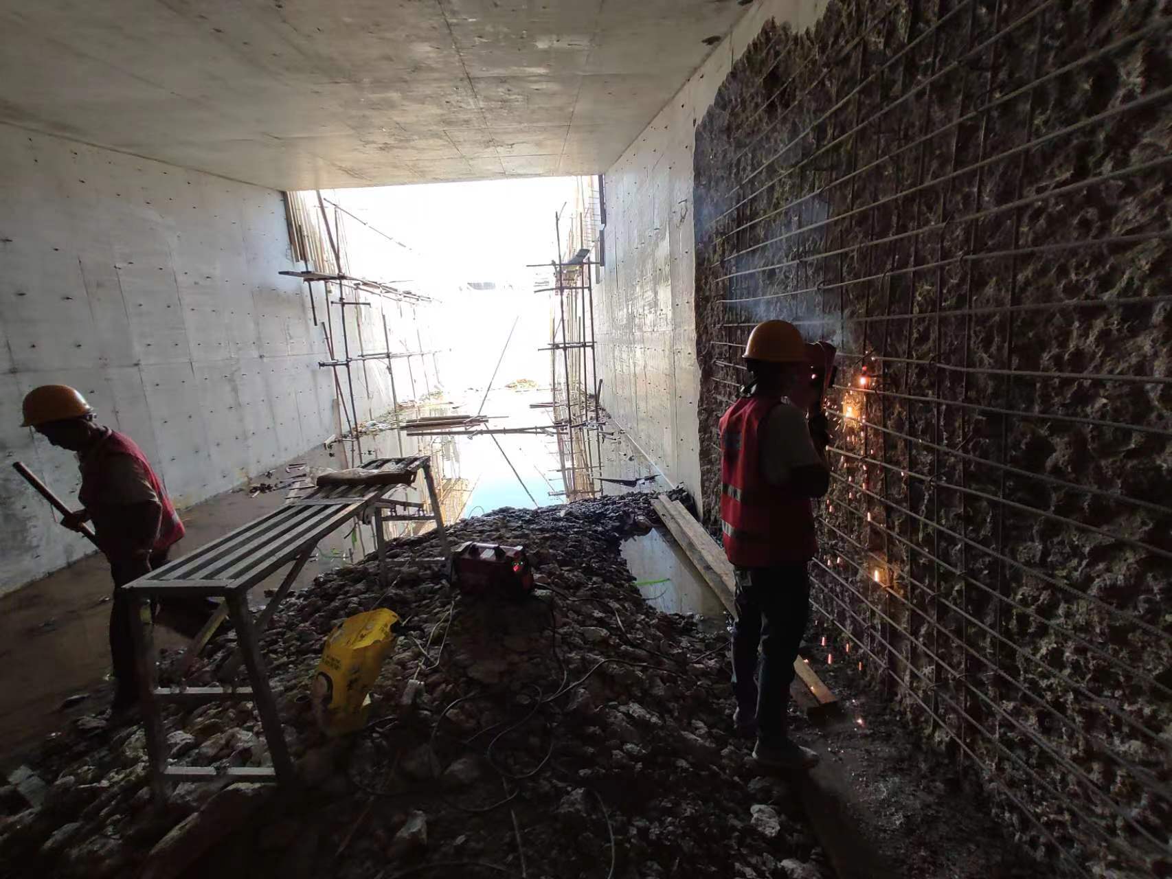 北碚挖断承重墙导致楼体开裂，加固施工方案出炉